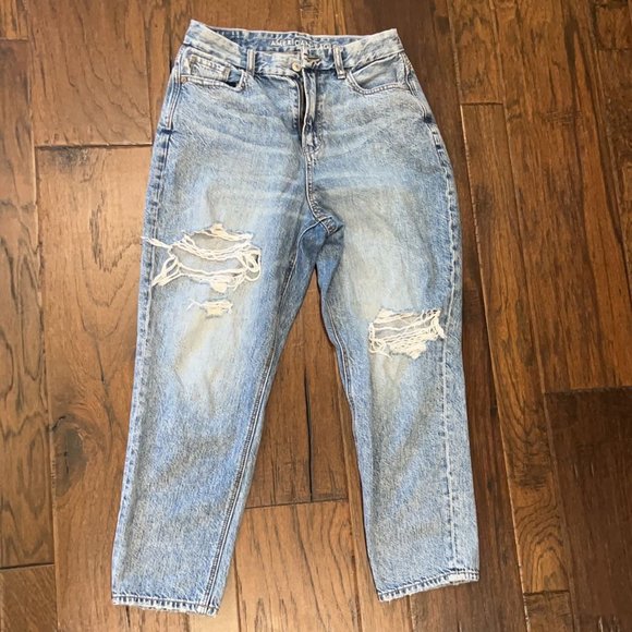 American Eagle light wash baggy ripped jeans, size 4 short - Picture 3 of 11